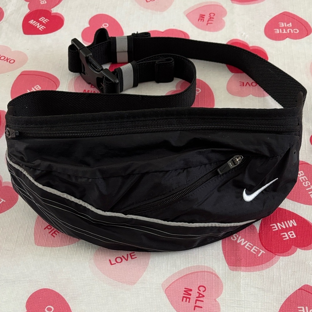 NIKE Black and White Lightweight Slim Waist Bag unisex